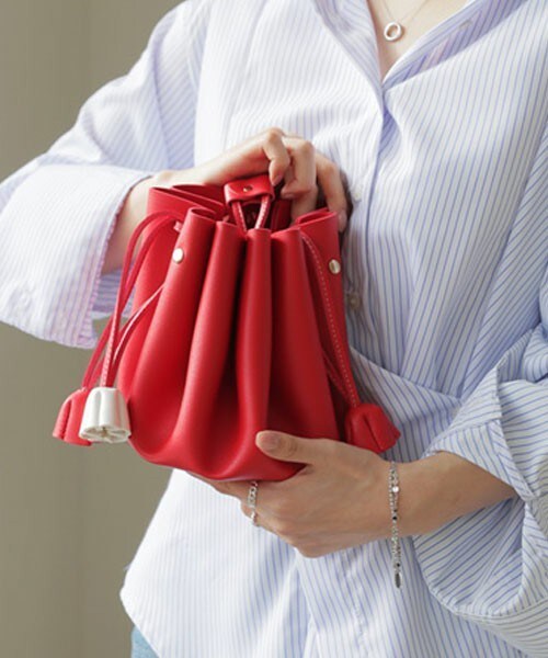 DHOLIC（ディーホリック）の「ポーチ付タッセルドロストバッグ（ショルダーバッグ・レディース・ベージュ/ホワイト/レッド/ブラック・FREE）」の4枚目の写真