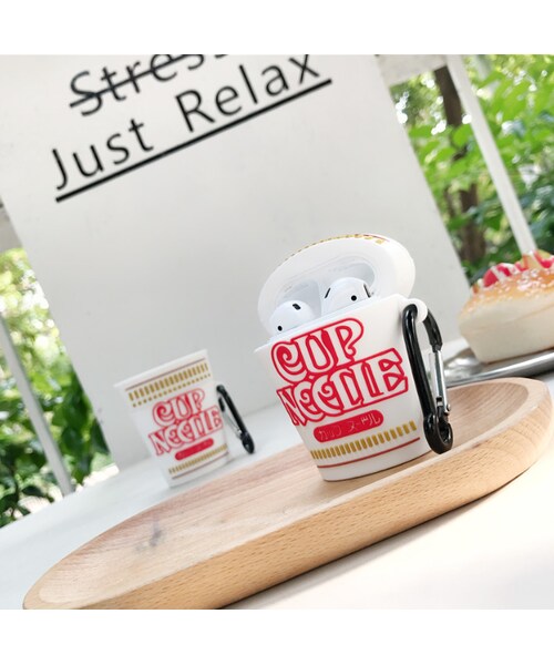 no brand(ノーブランド)の「【食べものシリーズ】 AirPodsケースカバー AirPods第1/2世代専用充電ケースカバー 日清カップヌードル保護ケース カラビナ付き 醤油味デザイン シリコーンケース(スマホケース/カバー・その他)」の2枚目の写真