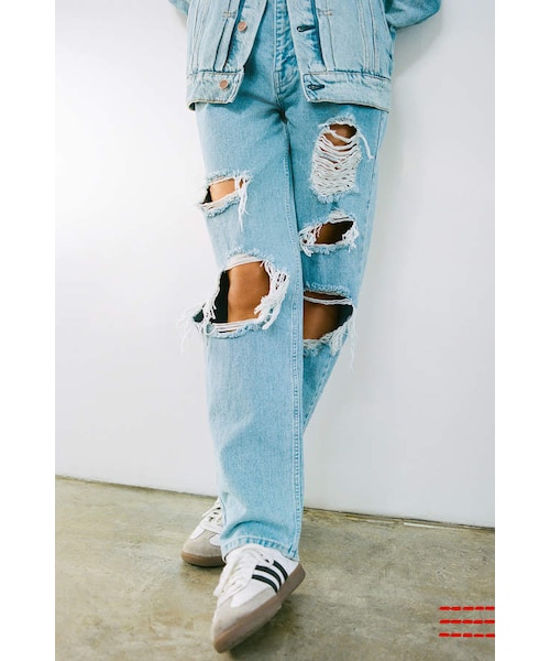 BDG（ビーディージー）の「Bdg BDG High-Waisted Baggy Jean Destroyed Light Wash（デニムパンツ・レディース・Blue・24/25/26/27/28/29/30/31/32）」の3枚目の写真