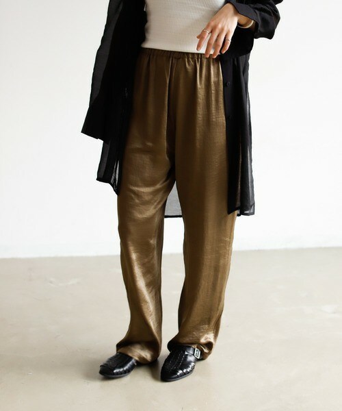 Auntie Rosa Holiday（アンティローザホリデー）の「サテンルーズタックパンツ（その他パンツ・レディース・ベージュ/グリーン/ブルー/パープル・FREE）」の2枚目の写真