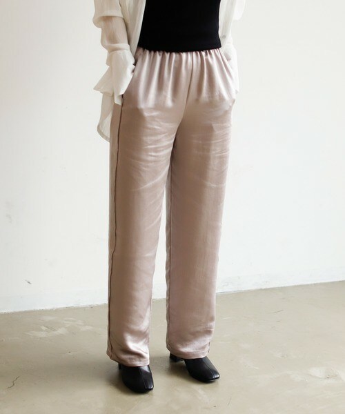 Auntie Rosa Holiday（アンティローザホリデー）の「サテンルーズタックパンツ（その他パンツ・レディース・ベージュ/グリーン/ブルー/パープル・FREE）」の4枚目の写真