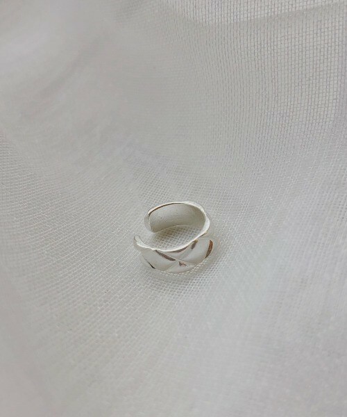 Auntie Rosa Holiday（アンティローザホリデー）の「モチーフマットイヤーカフ（イヤリング（片耳用）・レディース・ゴールド/シルバー・FREE）」の2枚目の写真