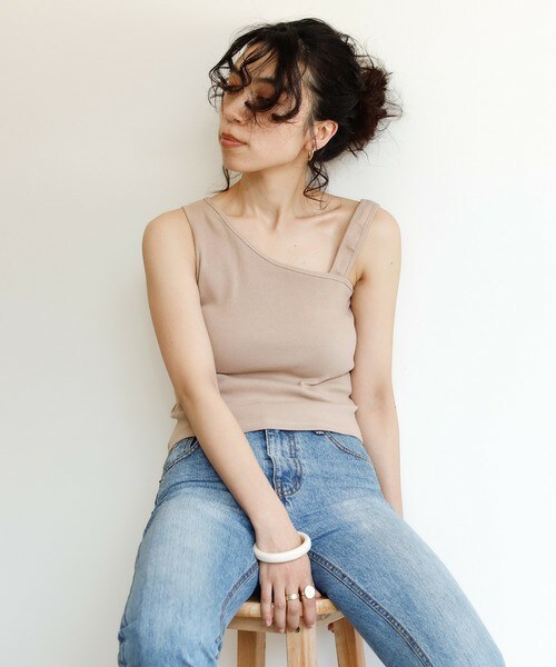 Auntie Rosa Holiday（アンティローザホリデー）の「アシメショルダータンクトップ（タンクトップ・レディース・ホワイト/ブラック/ベージュ・FREE）」の3枚目の写真