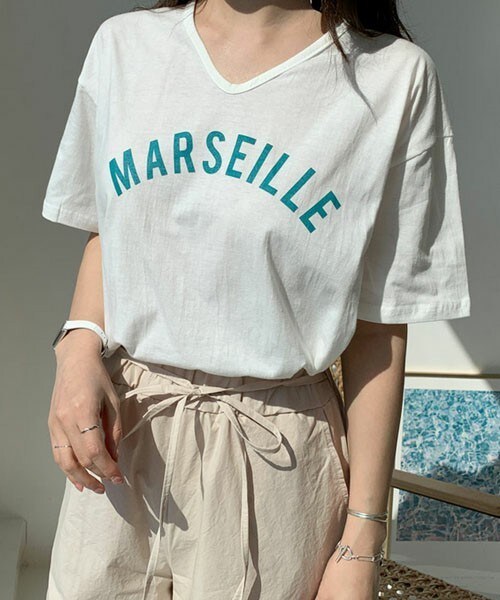 DHOLIC（ディーホリック）の「VネックロゴTシャツ（Tシャツ/カットソー・レディース・ベージュ/ホワイト/ブラック/ブルー・FREE）」の2枚目の写真