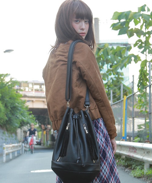 LOWRYS FARM（ローリーズファーム）の「フェイクレザータッセルキンチャクＢＡＧ（バッグ・レディース・アイボリー/ブラック/ネイビー・ナシ）」の2枚目の写真