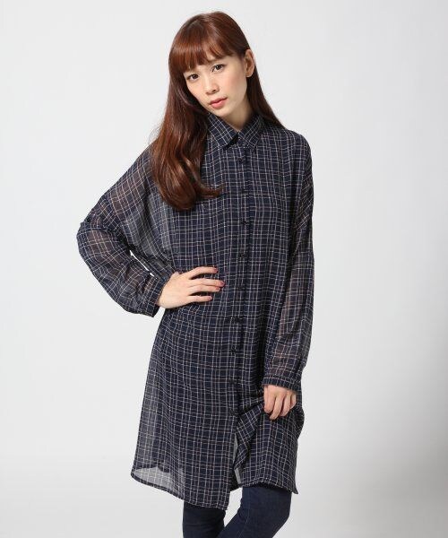 HARE（ハレ）の「チェックシフォンロングシャツ（トップス・レディース・レッド/ネイビー・FREE）」の3枚目の写真