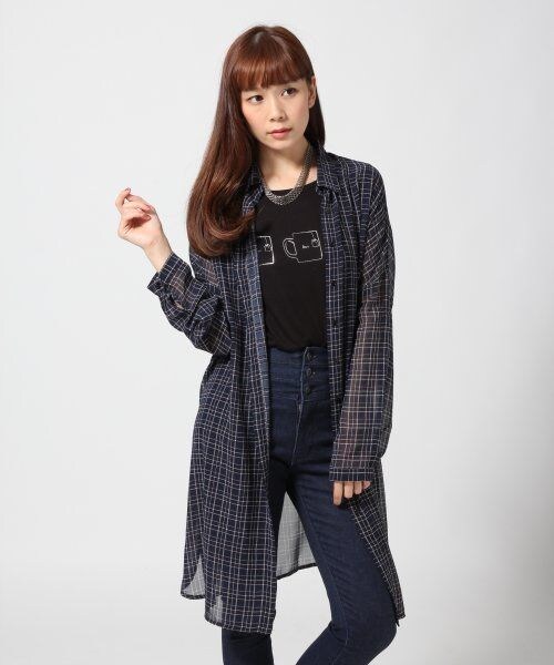 HARE（ハレ）の「チェックシフォンロングシャツ（トップス・レディース・レッド/ネイビー・FREE）」の2枚目の写真