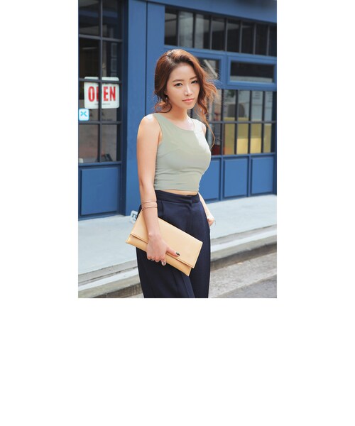 STYLENANDA(スタイルナンダ)の「後ジッパーノースリーブスリムクロップドトップス(トップス・レディース・ホワイト/カーキ/ブラック・フリーサイズ)」の6枚目の写真