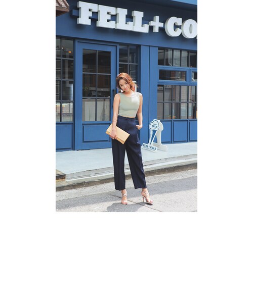 STYLENANDA(スタイルナンダ)の「後ジッパーノースリーブスリムクロップドトップス(トップス・レディース・ホワイト/カーキ/ブラック・フリーサイズ)」の11枚目の写真