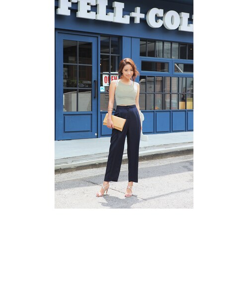 STYLENANDA(スタイルナンダ)の「後ジッパーノースリーブスリムクロップドトップス(トップス・レディース・ホワイト/カーキ/ブラック・フリーサイズ)」の3枚目の写真