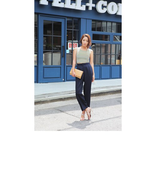 STYLENANDA(スタイルナンダ)の「後ジッパーノースリーブスリムクロップドトップス(トップス・レディース・ホワイト/カーキ/ブラック・フリーサイズ)」の4枚目の写真