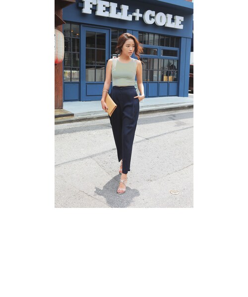 STYLENANDA(スタイルナンダ)の「後ジッパーノースリーブスリムクロップドトップス(トップス・レディース・ホワイト/カーキ/ブラック・フリーサイズ)」の7枚目の写真