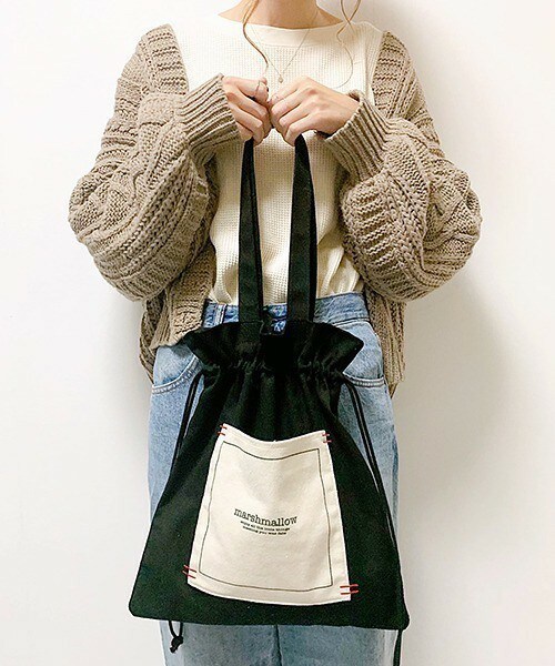 DEVICE（デバイス）の「【インフルエンサー aiko×DEVICE コラボ】Rename 帆布 巾着トートバッグ /ハンドバッグ (ユニセックス) 《ZOZO限定》W（トートバッグ・レディース・ホワイト/ブラック・FREE）」の2枚目の写真