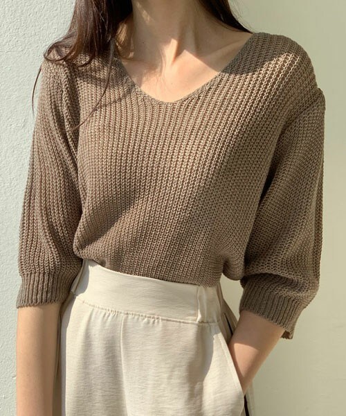 DHOLIC（ディーホリック）の「Vネックハーフスリーブニット（ニット/セーター・レディース・ピンク/ブラウン/ベージュ/イエロー/ブルー/パープル・FREE）」の2枚目の写真