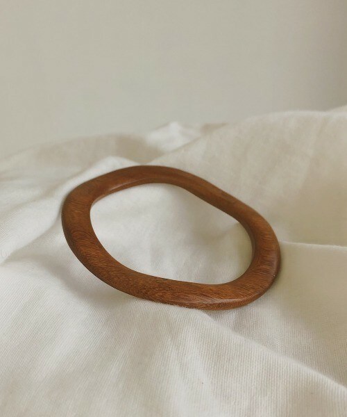 Auntie Rosa Holiday（アンティローザホリデー）の「ウッドウェーブバングル（バングル/リストバンド・レディース・ブラウン/ベージュ・FREE）」の2枚目の写真