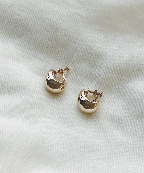 Auntie Rosa Holiday（アンティローザホリデー）の「ボリュームカーブイヤリング（イヤリング・レディース・ゴールド/シルバー・FREE）」の1枚目の写真