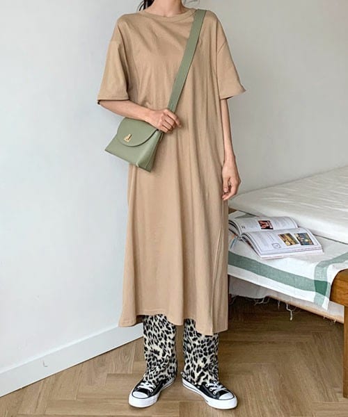 DHOLIC（ディーホリック）の「バックスリットロングTシャツ（Tシャツ/カットソー・レディース・ホワイト/ブルー/ベージュ・FREE）」の2枚目の写真