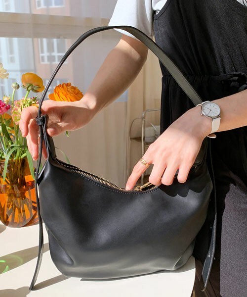 DHOLIC（ディーホリック）の「ハーフムーンバッグ（ハンドバッグ・レディース・ホワイト/ブラック・FREE）」の2枚目の写真