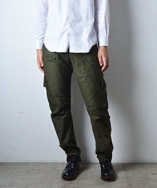 Johnbull Private labo(ジョンブルプライベートラボ)の「アシンメトリーカーゴパンツ(カーゴパンツ・メンズ・オリーブ・SMALL/MEDIUM/LARGE/X-LARGE/XX-LARGE)」の2枚目の写真