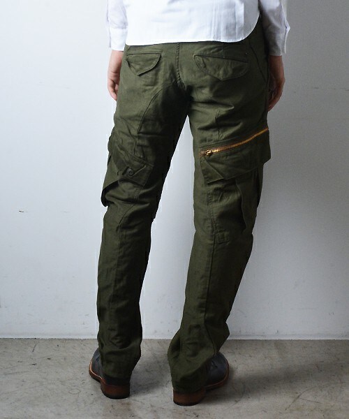 Johnbull Private labo(ジョンブルプライベートラボ)の「アシンメトリーカーゴパンツ(カーゴパンツ・メンズ・オリーブ・SMALL/MEDIUM/LARGE/X-LARGE/XX-LARGE)」の4枚目の写真