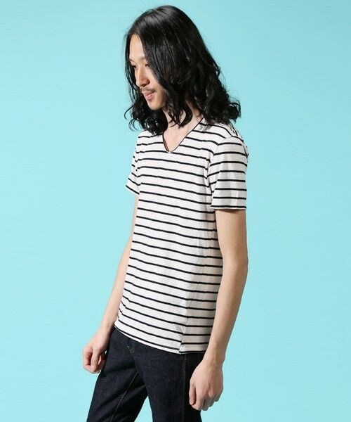 Johnbull Private labo（ジョンブルプライベートラボ）の「ボーダーVネックTシャツ（Tシャツ/カットソー・メンズ・ホワイト/ブラック/レッド・SMALL/MEDIUM/LARGE）」の4枚目の写真