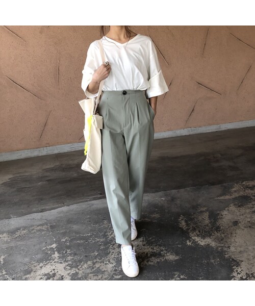 copine(コピン)の「再入荷!ゆるっと大人可愛い!袖ロールアップVネックTシャツ (3color)【クリックポスト対象商品】(Tシャツ/カットソー・レディース・その他)」の11枚目の写真