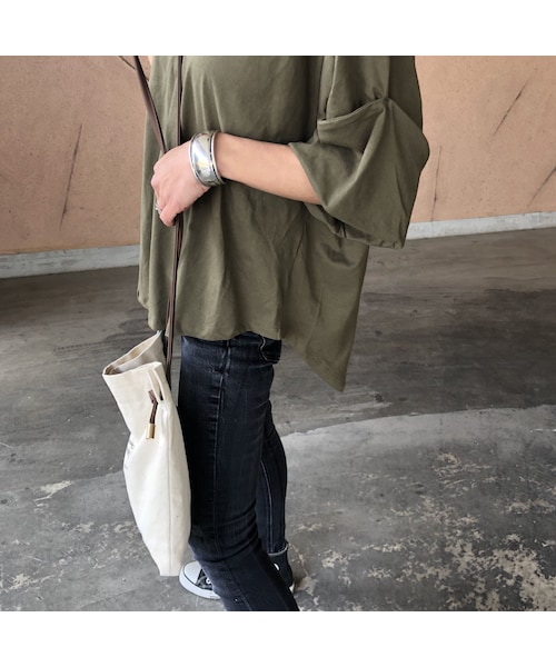 copine(コピン)の「再入荷!ゆるっと大人可愛い!袖ロールアップVネックTシャツ (3color)【クリックポスト対象商品】(Tシャツ/カットソー・レディース・その他)」の4枚目の写真