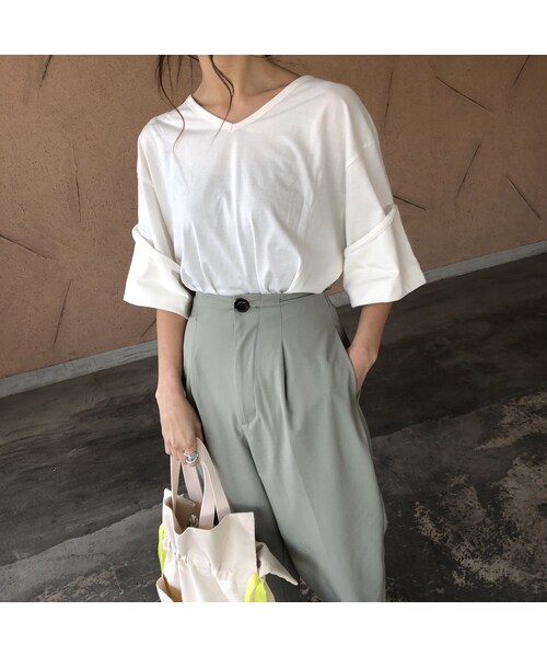 copine(コピン)の「再入荷!ゆるっと大人可愛い!袖ロールアップVネックTシャツ (3color)【クリックポスト対象商品】(Tシャツ/カットソー・レディース・その他)」の13枚目の写真