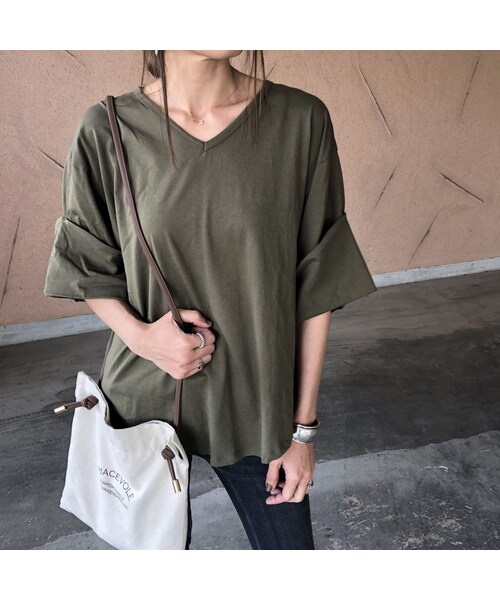 copine(コピン)の「再入荷!ゆるっと大人可愛い!袖ロールアップVネックTシャツ (3color)【クリックポスト対象商品】(Tシャツ/カットソー・レディース・その他)」の1枚目の写真