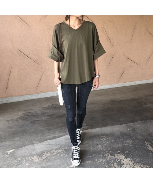 copine(コピン)の「再入荷!ゆるっと大人可愛い!袖ロールアップVネックTシャツ (3color)【クリックポスト対象商品】(Tシャツ/カットソー・レディース・その他)」の2枚目の写真