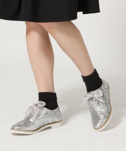LEPSIM(レプシィム)の「BIGリボン2WAYシューズ(シューズ・レディース・エナメルブラック/グリッターシルバー・M(23-23.5)/L(24-24.5))」の2枚目の写真