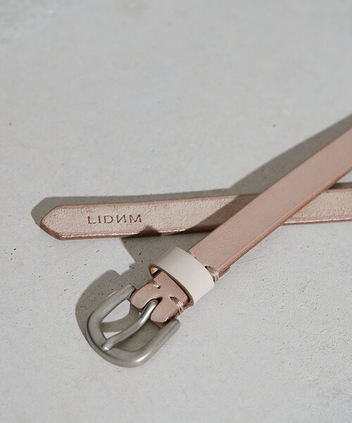 LIDNM（リドム）の「OILED LEATHER NARROW BELT（ベルト・メンズ・ベージュ・F）」の3枚目の写真