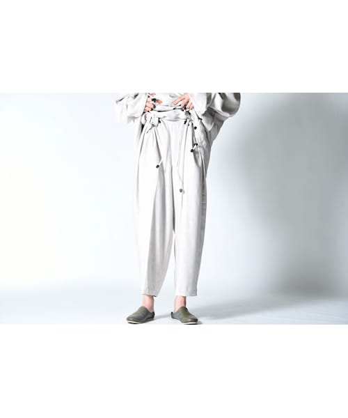 ATHA(アタ)の「ATHA FAKE SUEDE GATHER WIDE TROUSERS(その他パンツ・レディース・ベージュ/ホワイト/ブラウン・F)」の2枚目の写真