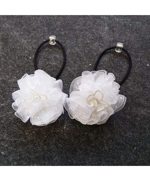 Handmade（ハンドメイド）の「キラリポンポンヘアゴム（白