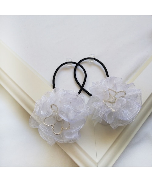 Handmade（ハンドメイド）の「キラリポンポンヘアゴム（白）（ヘアゴム