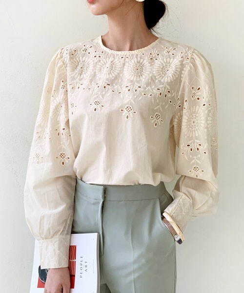 DHOLIC(ディーホリック)の「フラワー刺繍ブラウス(シャツ/ブラウス・レディース・ベージュ/ホワイト・FREE)」の1枚目の写真