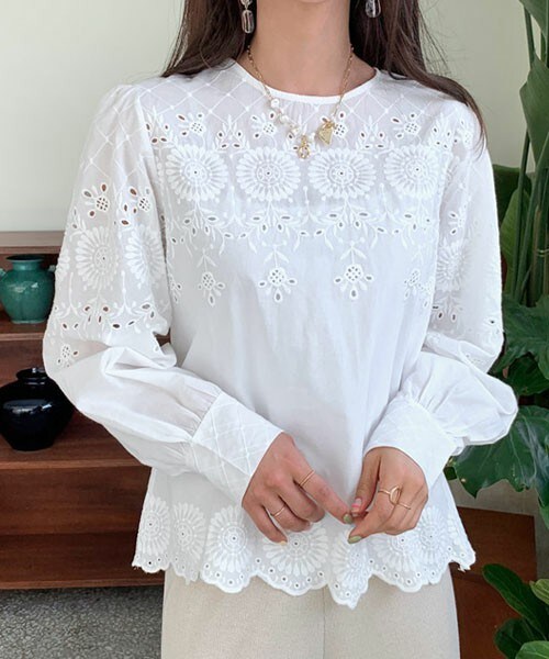 DHOLIC(ディーホリック)の「フラワー刺繍ブラウス(シャツ/ブラウス・レディース・ベージュ/ホワイト・FREE)」の2枚目の写真