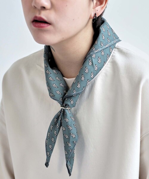 BOYSHE（ボーイシー）の「蕾柄プリント四角スカーフ/スカーフリング付（バンダナ/スカーフ・レディース・その他）」の3枚目の写真