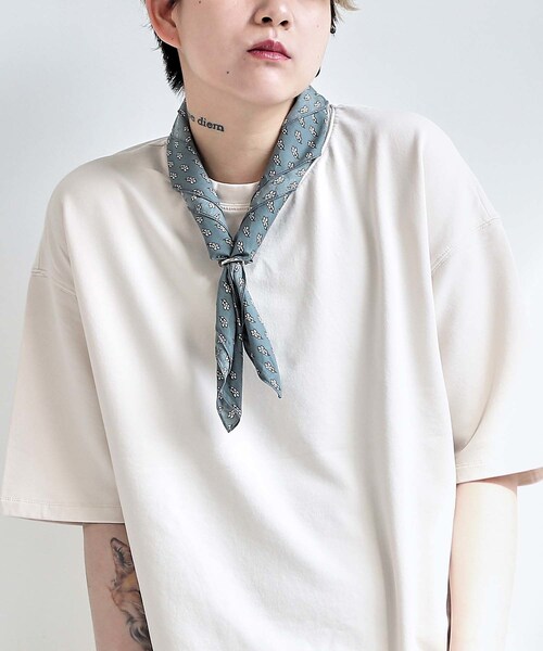 BOYSHE（ボーイシー）の「蕾柄プリント四角スカーフ/スカーフリング付（バンダナ/スカーフ・レディース・その他）」の2枚目の写真