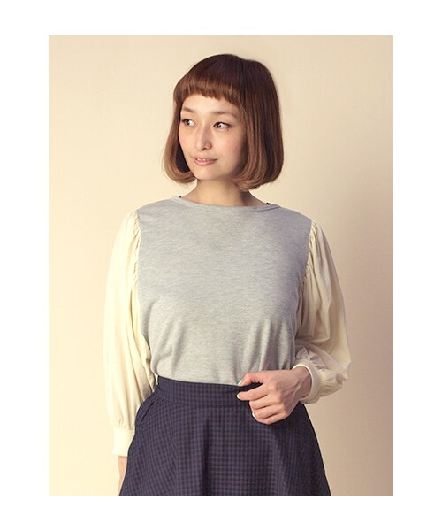 w closet(ダブルクローゼット)の「【A/W】布帛ボリューム袖切替裏毛プルオーバー(トップス・レディース・オフホワイト/グレー×エクリュ/ネイビー・FREE)」の1枚目の写真