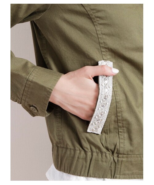 E hyphen world gallery（イーハイフンワールドギャラリー）の「・ビジュー付ノーカラーミリタリーブルゾン（ブルゾン　・レディース・カーキ/ネイビー・F）」の7枚目の写真