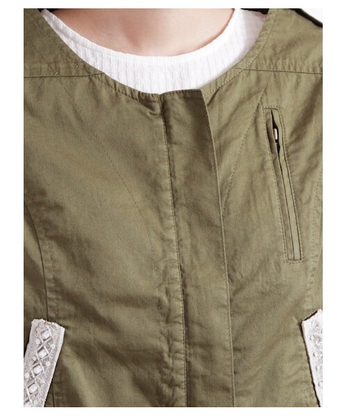 E hyphen world gallery（イーハイフンワールドギャラリー）の「・ビジュー付ノーカラーミリタリーブルゾン（ブルゾン　・レディース・カーキ/ネイビー・F）」の6枚目の写真