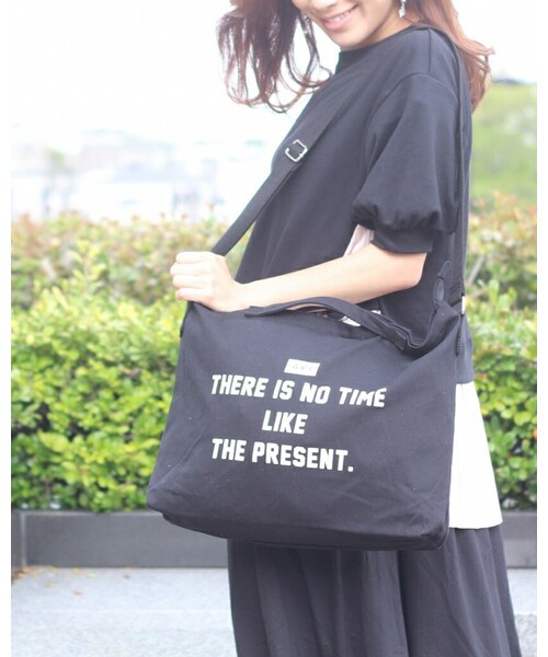 i.Rina(アイリナ)の「2wayビッグショルダー&トートバッグ(トートバッグ・レディース・ホワイト/ブラック/ベージュ・横:46.5cm高さ:32.5cmマチ:11.5cm)」の2枚目の写真