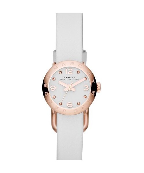 Marc by Marc Jacobs(マークバイマークジェイコブス)の「MARC BY MARC JACOBS 'Amy Dinky' Leather Strap Watch, 20mm(アナログ腕時計・レディース・White/ Rose Gold)」の1枚目の写真