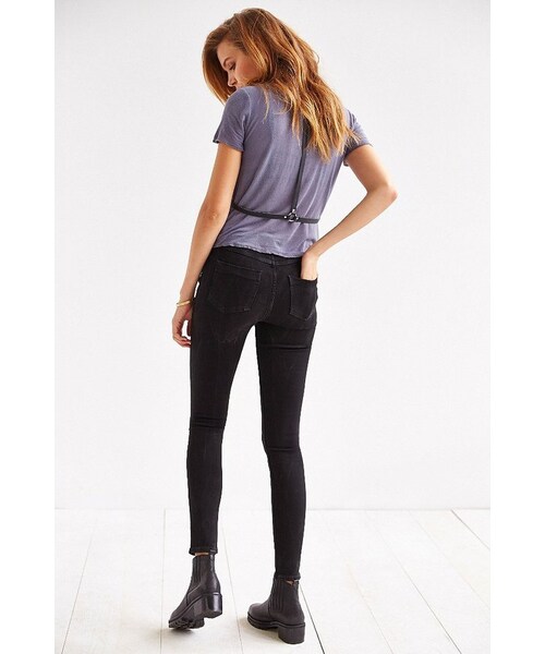 URBAN OUTFITTERS（アーバンアウトフィッターズ）の「Light Before Dark Super High-Rise Skinny Jean - Black（デニムパンツ・レディース・BLACK・24/25/26/27/28/29/30/31/32）」の5枚目の写真
