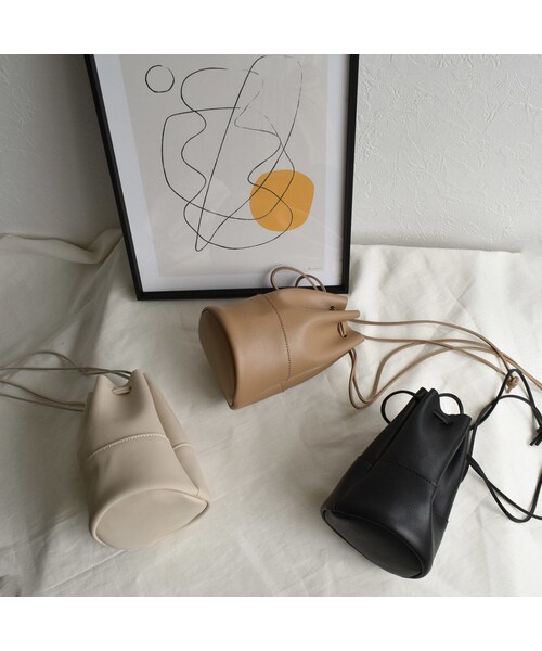 Lavish Gate（ラヴィッシュゲート）の「bag2-02508　エコレザー ミニ巾着バッグ　ブラック　エクリュ　モカベージュ（ショルダーバッグ・レディース・その他）」の3枚目の写真