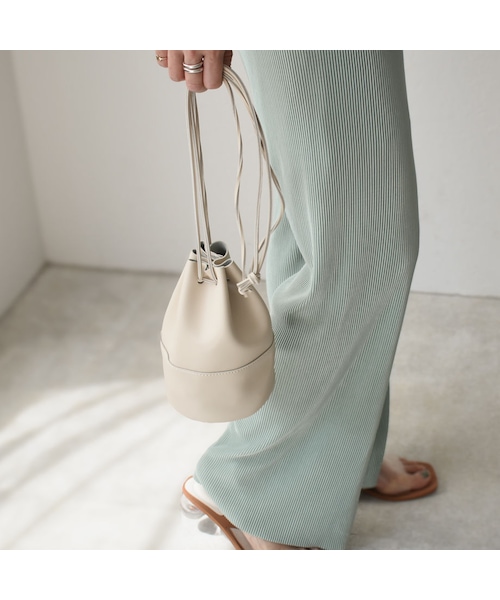 Lavish Gate（ラヴィッシュゲート）の「bag2-02508　エコレザー ミニ巾着バッグ　ブラック　エクリュ　モカベージュ（ショルダーバッグ・レディース・その他）」の9枚目の写真