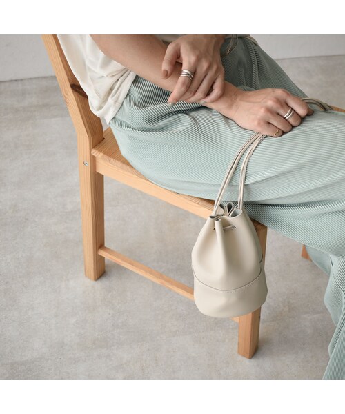 Lavish Gate（ラヴィッシュゲート）の「bag2-02508　エコレザー ミニ巾着バッグ　ブラック　エクリュ　モカベージュ（ショルダーバッグ・レディース・その他）」の11枚目の写真