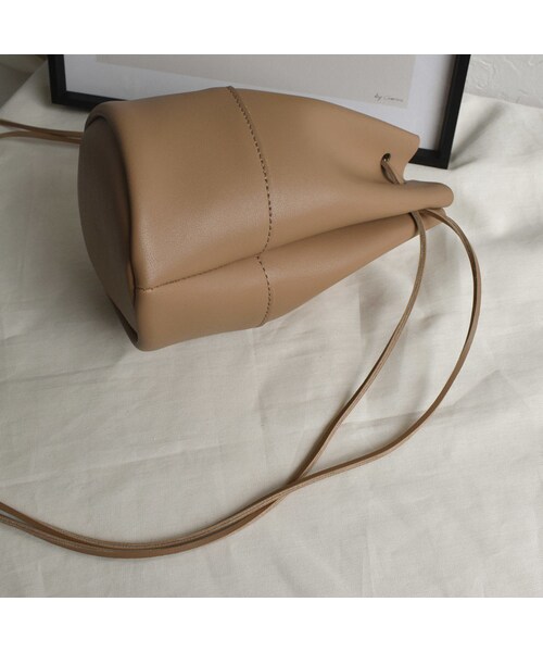 Lavish Gate（ラヴィッシュゲート）の「bag2-02508　エコレザー ミニ巾着バッグ　ブラック　エクリュ　モカベージュ（ショルダーバッグ・レディース・その他）」の7枚目の写真