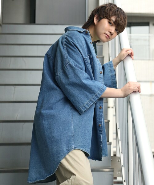 BOYSHE（ボーイシー）の「BIGシルエット デニム半袖シャツ　ブルー（シャツ/ブラウス・レディース・その他）」の2枚目の写真